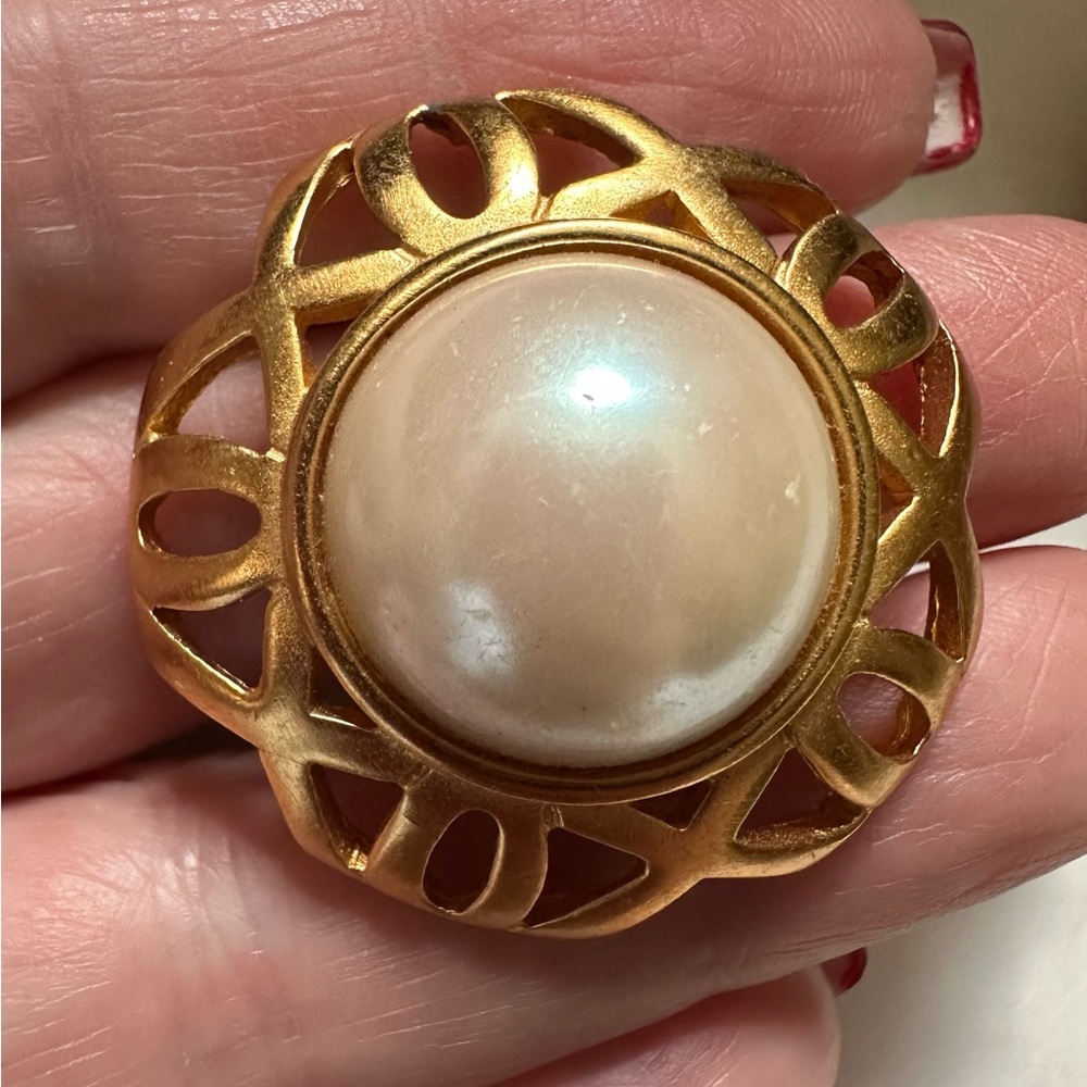 1980’s Vintage Anne Klein AK Pearl & Gold Earrings 1.5” - Picture 4 of 5